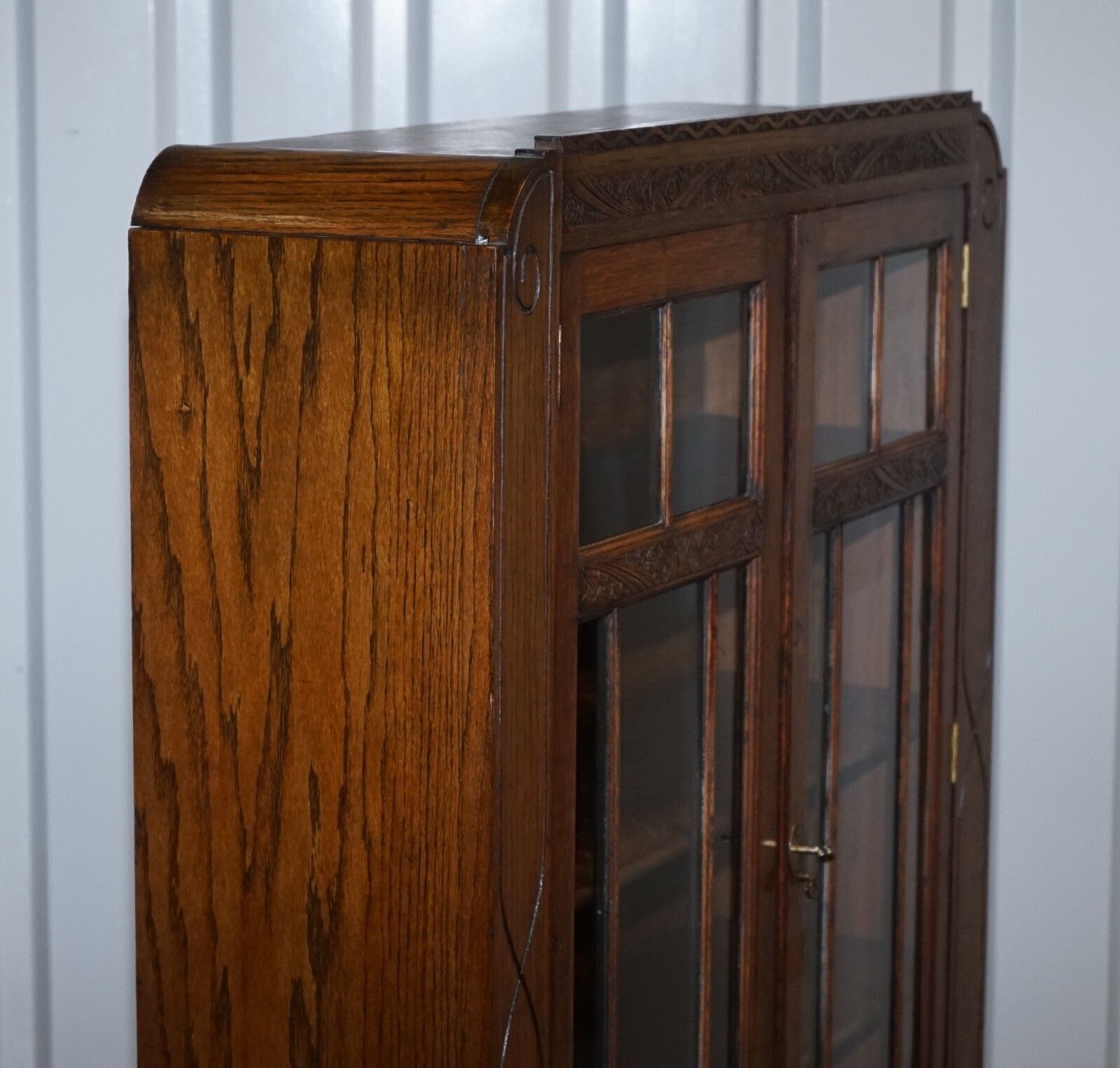 photo vintage Antique Circa 1920's English Oak Art Deco Carved Bookcase Cabinet