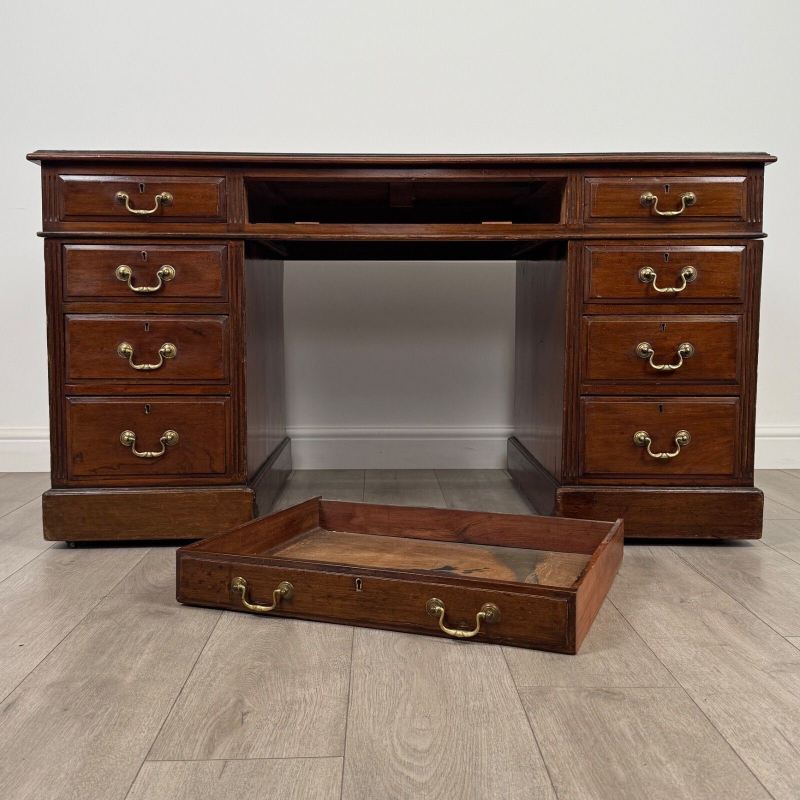 photo for sale Antique 19th Century Fine Quality Pedestal Desk In Mahogany ( Ref Af 4114 )