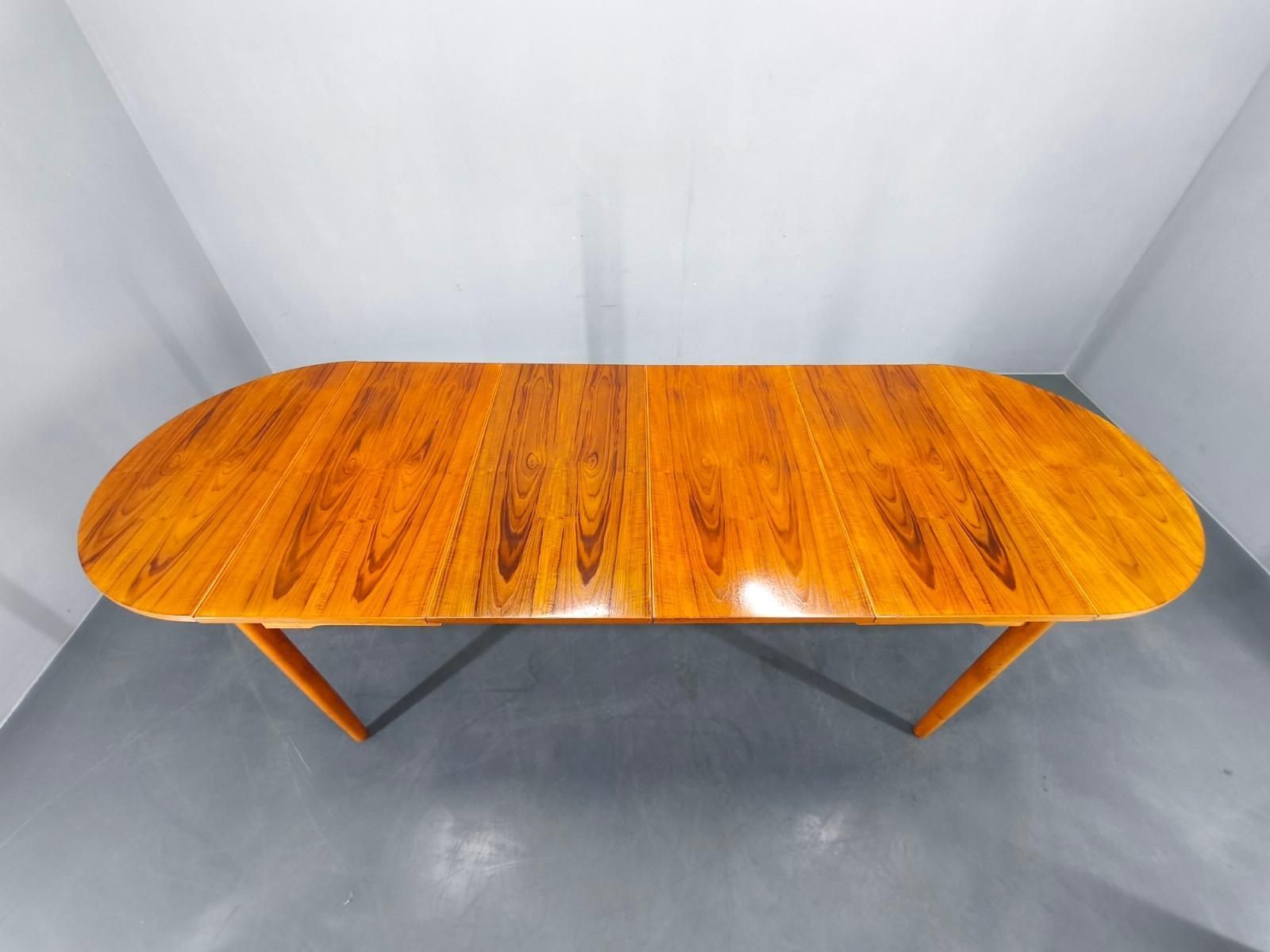 photo furniture Deense mid-century teakhouten uitschuifbare eettafel, jaren 1960