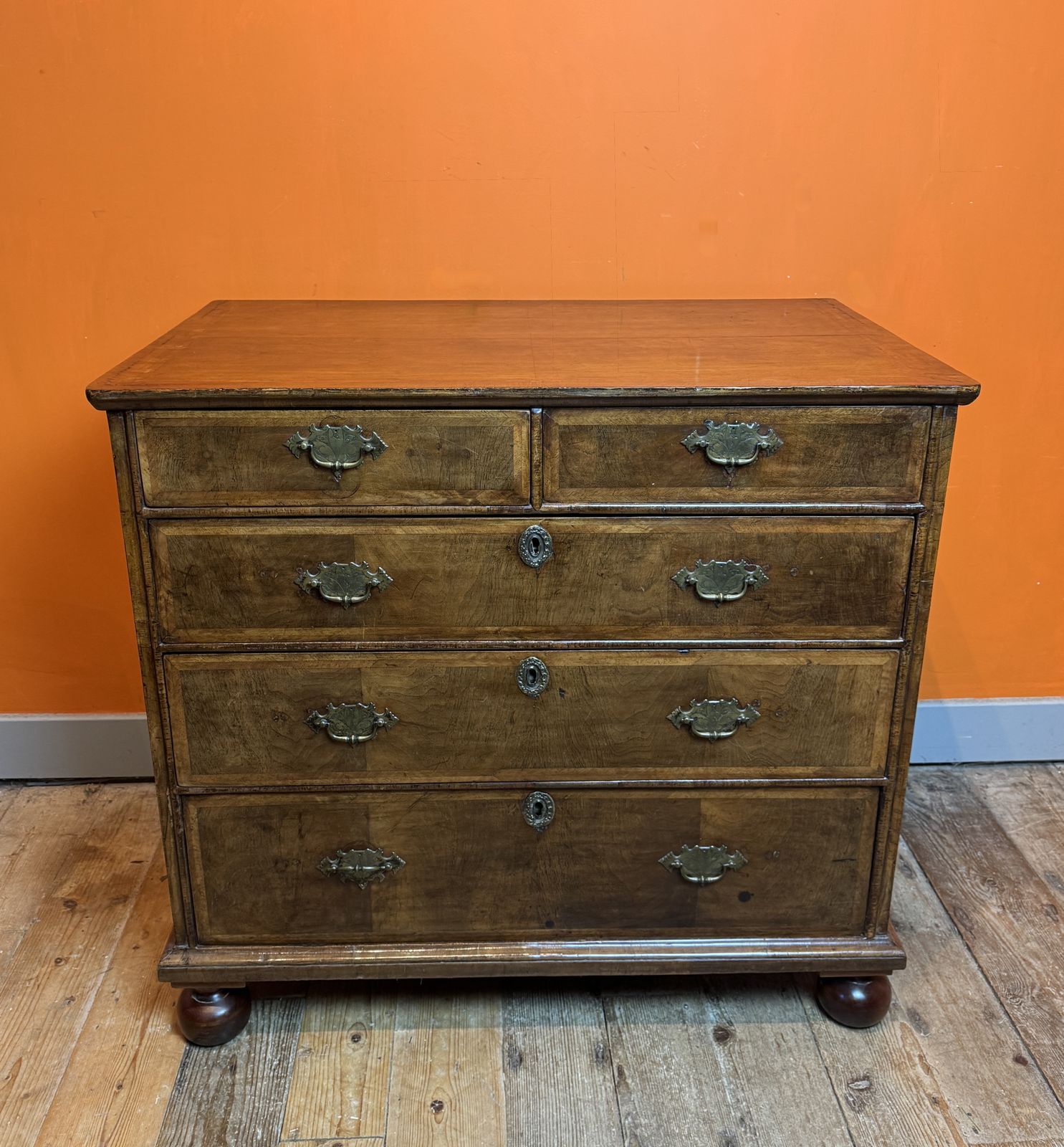 photo vinterior Antique George I Feather Banded Walnut Chest Of Drawers