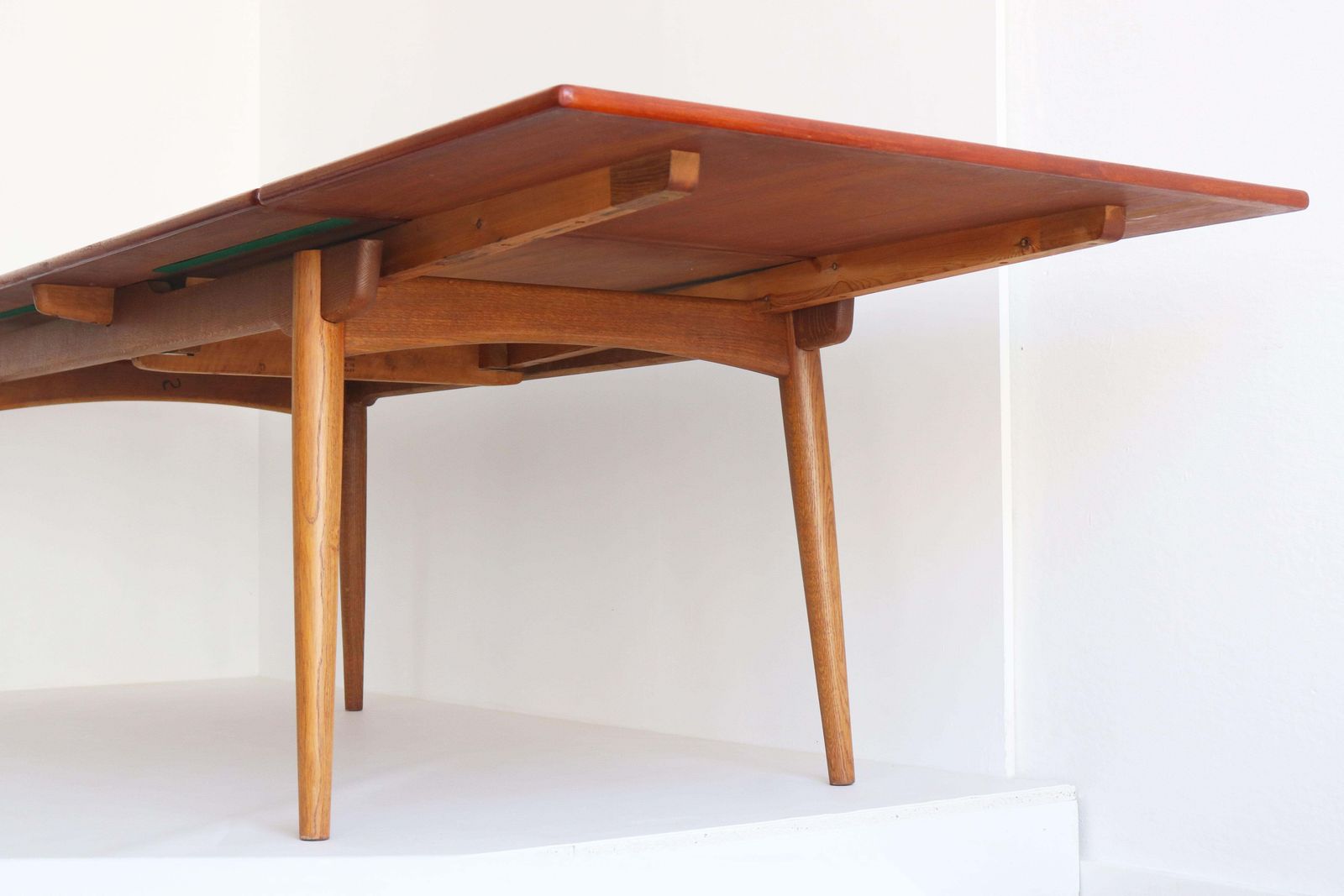 9467.0 Large Hans J. Wegner Extendable Dining Table At 312, Teak & Oak, 1950 Original photo