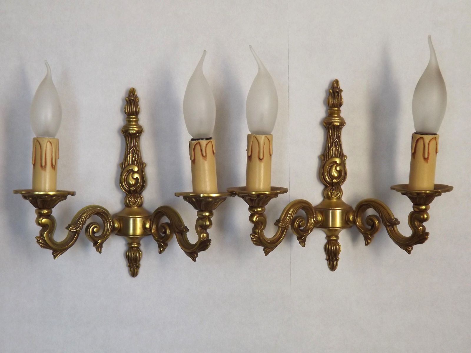 Paire d'appliques doubles de style traditionnel français en bronze, mid-century photo for sale