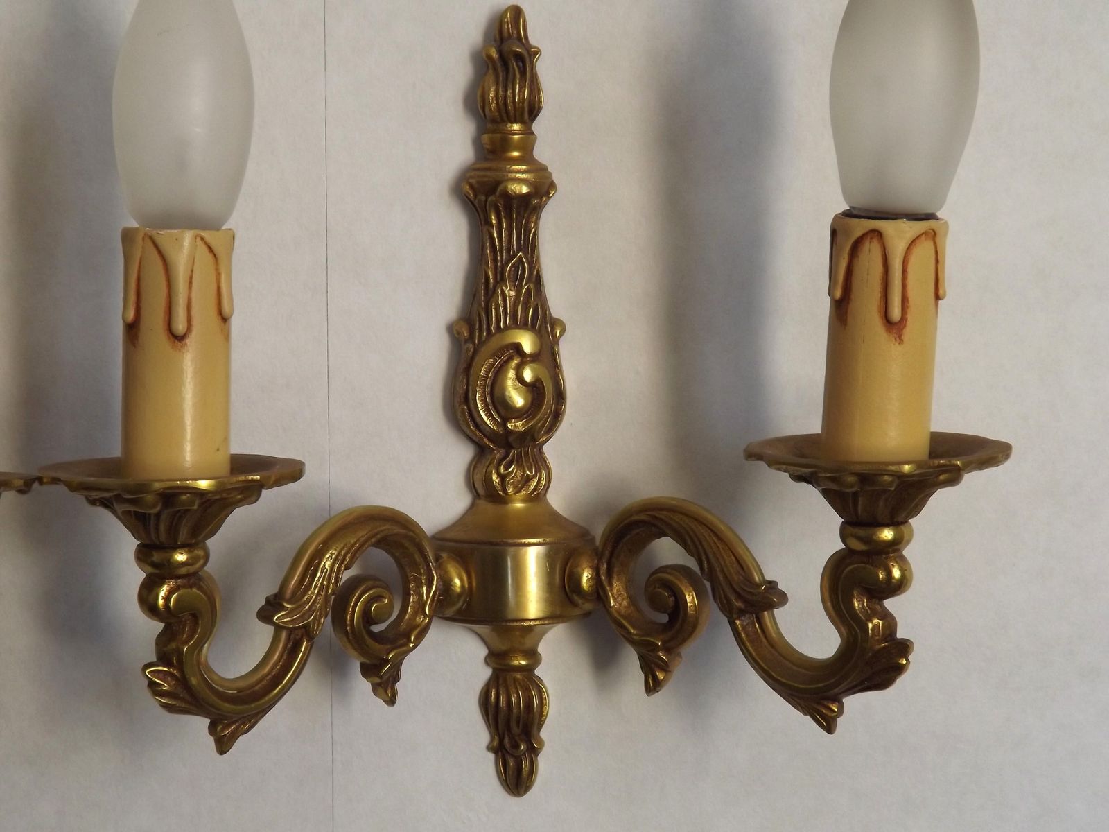 Paire d'appliques doubles de style traditionnel français en bronze, mid-century photo vintage