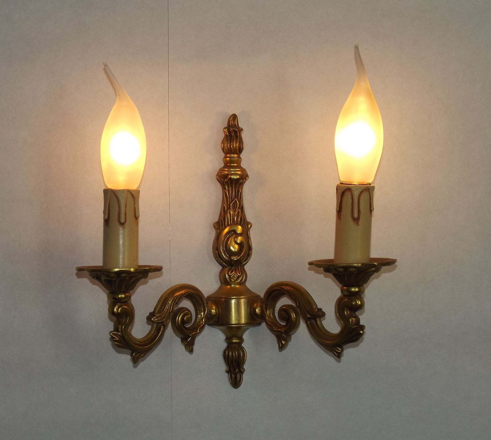 photo buy Paire d'appliques doubles de style traditionnel français en bronze, mid-century