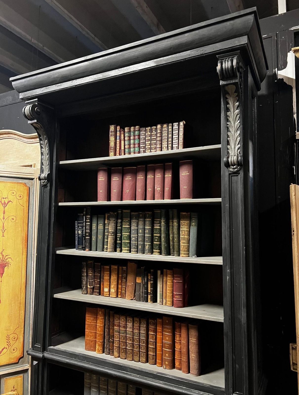 N.3 Librerie Laccate Nero E Grigio Con Colonne Scolpite, Italia photo 33428.0