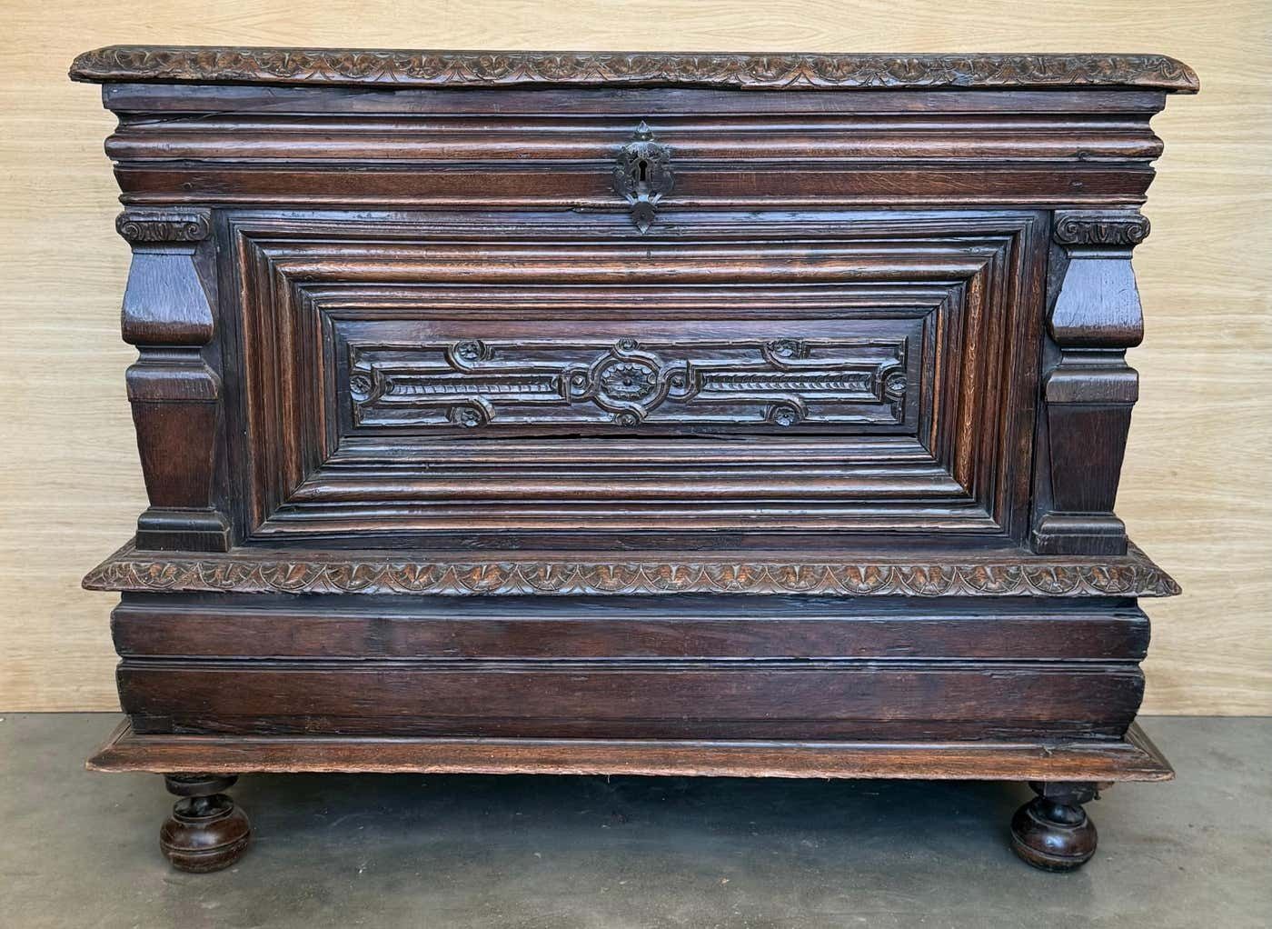 Coffre baroque espagnol du XVIIIe siècle, sculpté à la main, pouvant servir de console photo for sale
