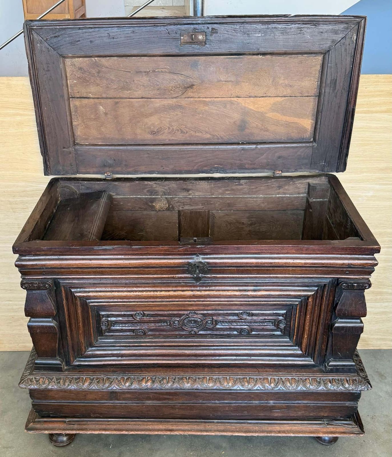 Coffre baroque espagnol du XVIIIe siècle, sculpté à la main, pouvant servir de console photo buy