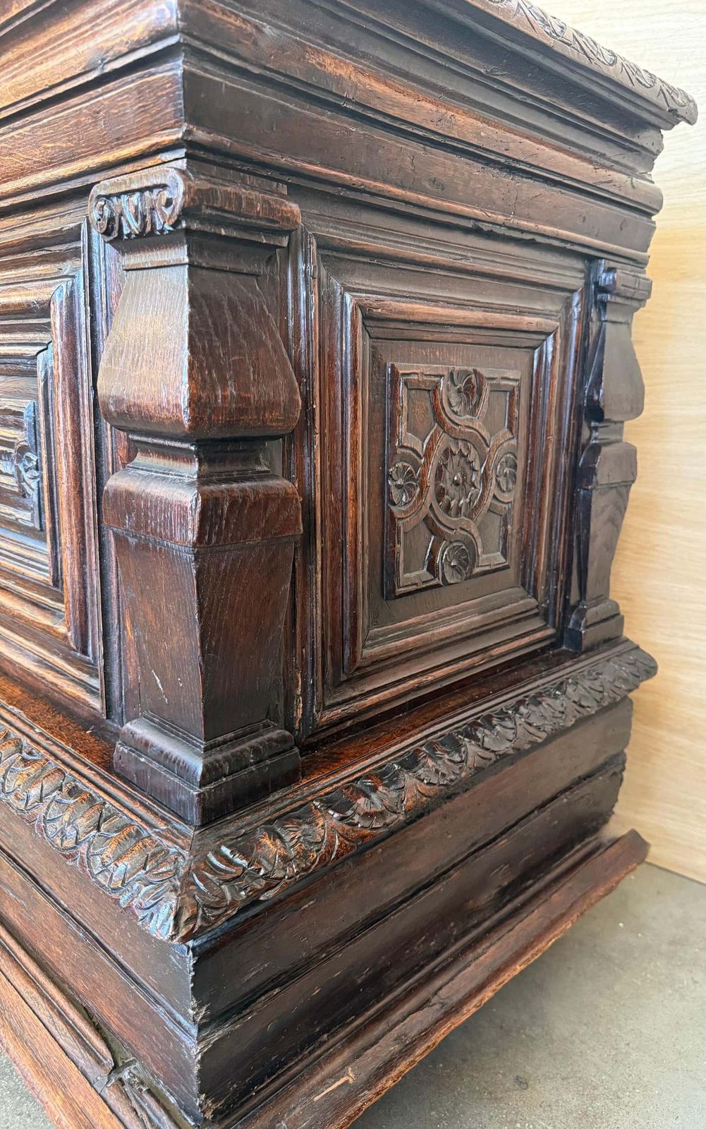 Mobilier Coffre baroque espagnol du XVIIIe siècle, sculpté à la main, pouvant servir de console photo