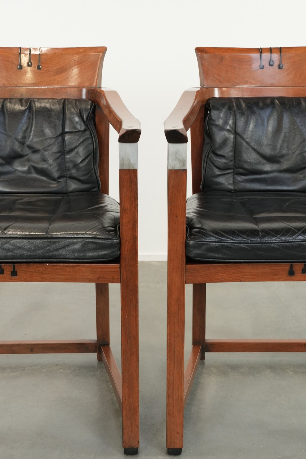 photo for sale Set Van 2 Art Deco Eetkamerstoelen / Gelegenheidsstoelen Met Armleuningen – Zwart Leer – Schuitema Decoforma Serie