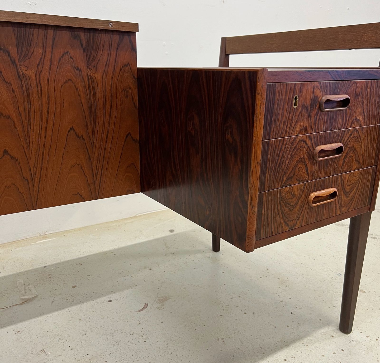 photo vintage Rosewood 'Floating' Desk By Gunnar Nielsen For Tibergaard, 1960s.