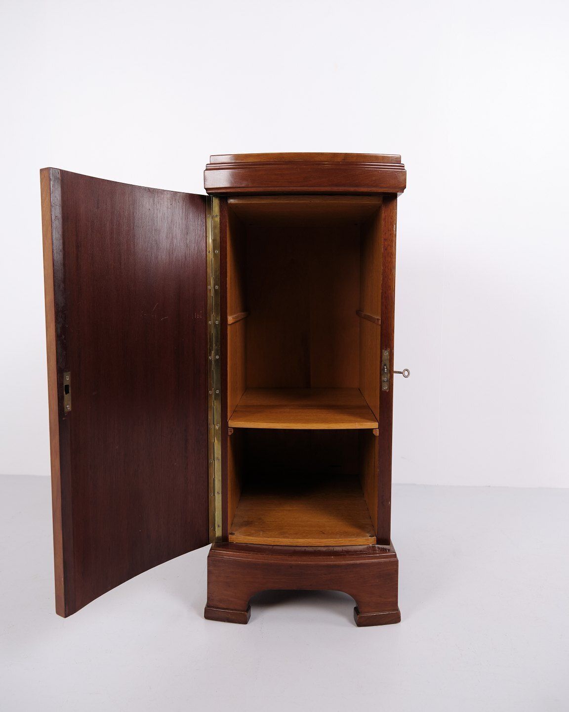photo furniture Set Of 2 Bedside Tables In Mahogany, 1920s.