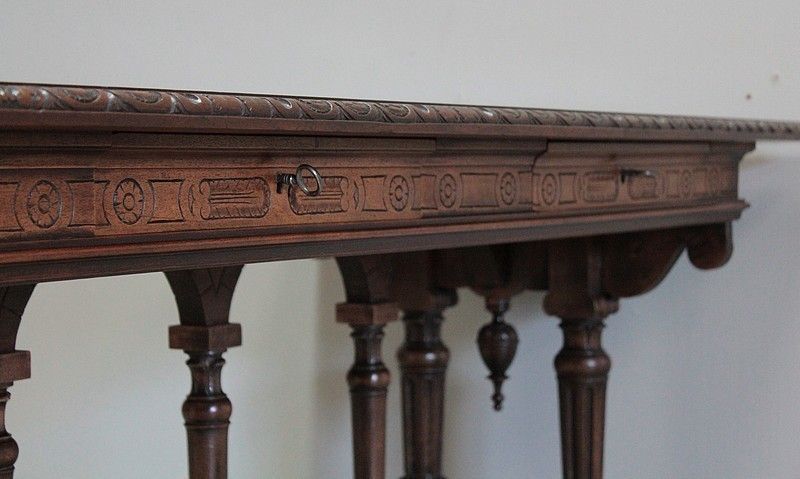 3077.64 Mid 20th Century Renaissance Table photo