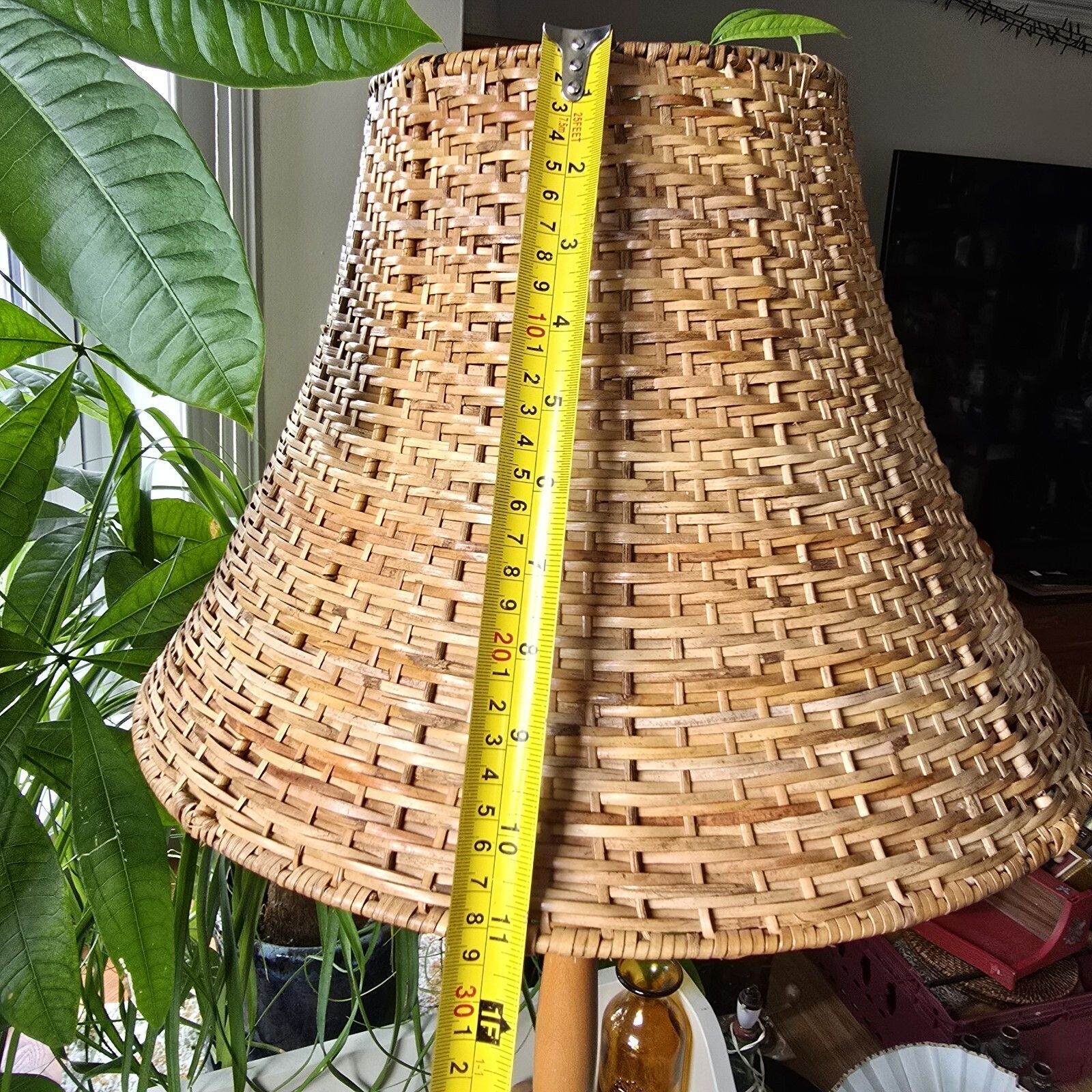 photo vintage Vintage Tall Table Lamp Wood Chrome Wicker Shade Tall 76 Cm Country Cottage