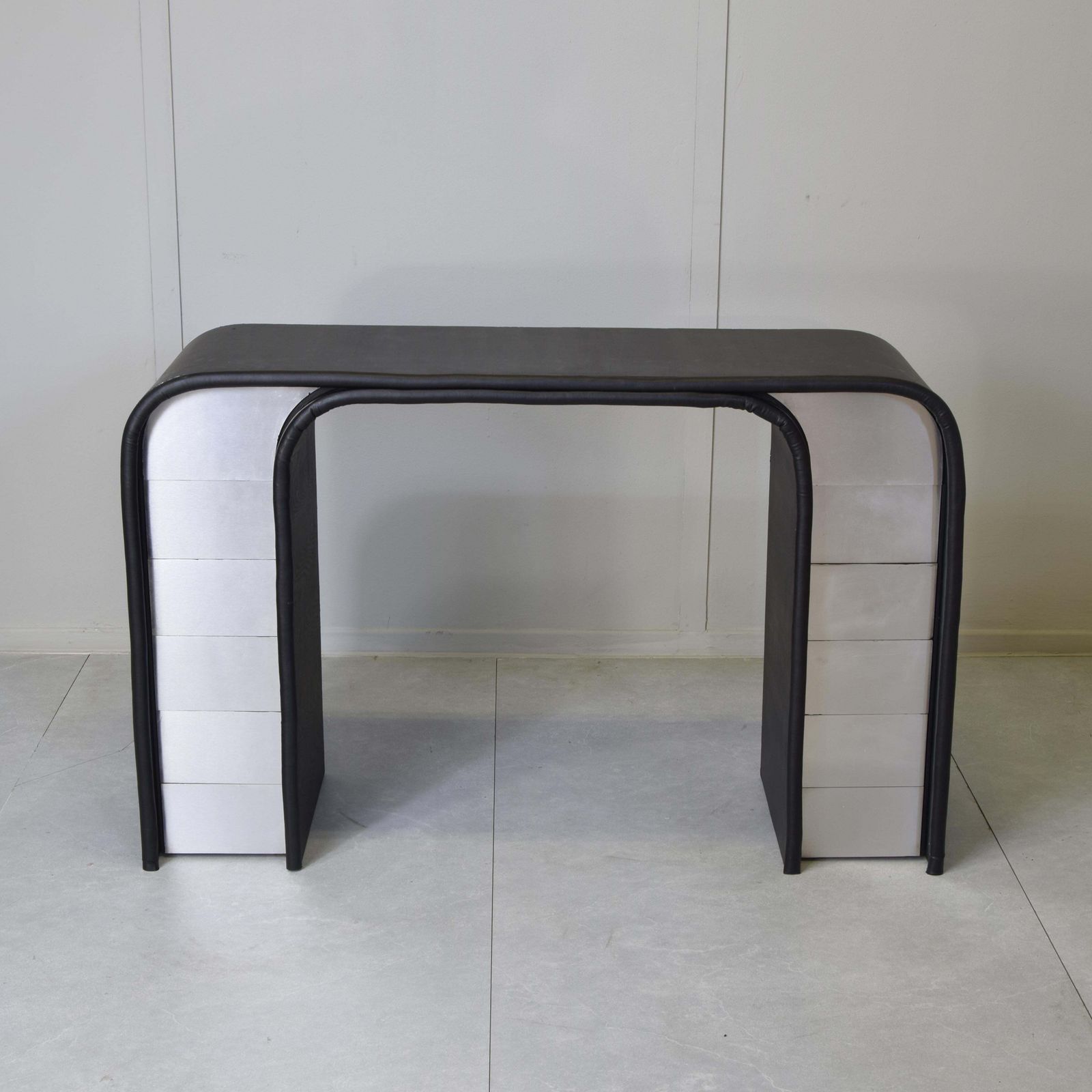 Consolle Postmodern Manifattura Italiana 1980s. photo furniture