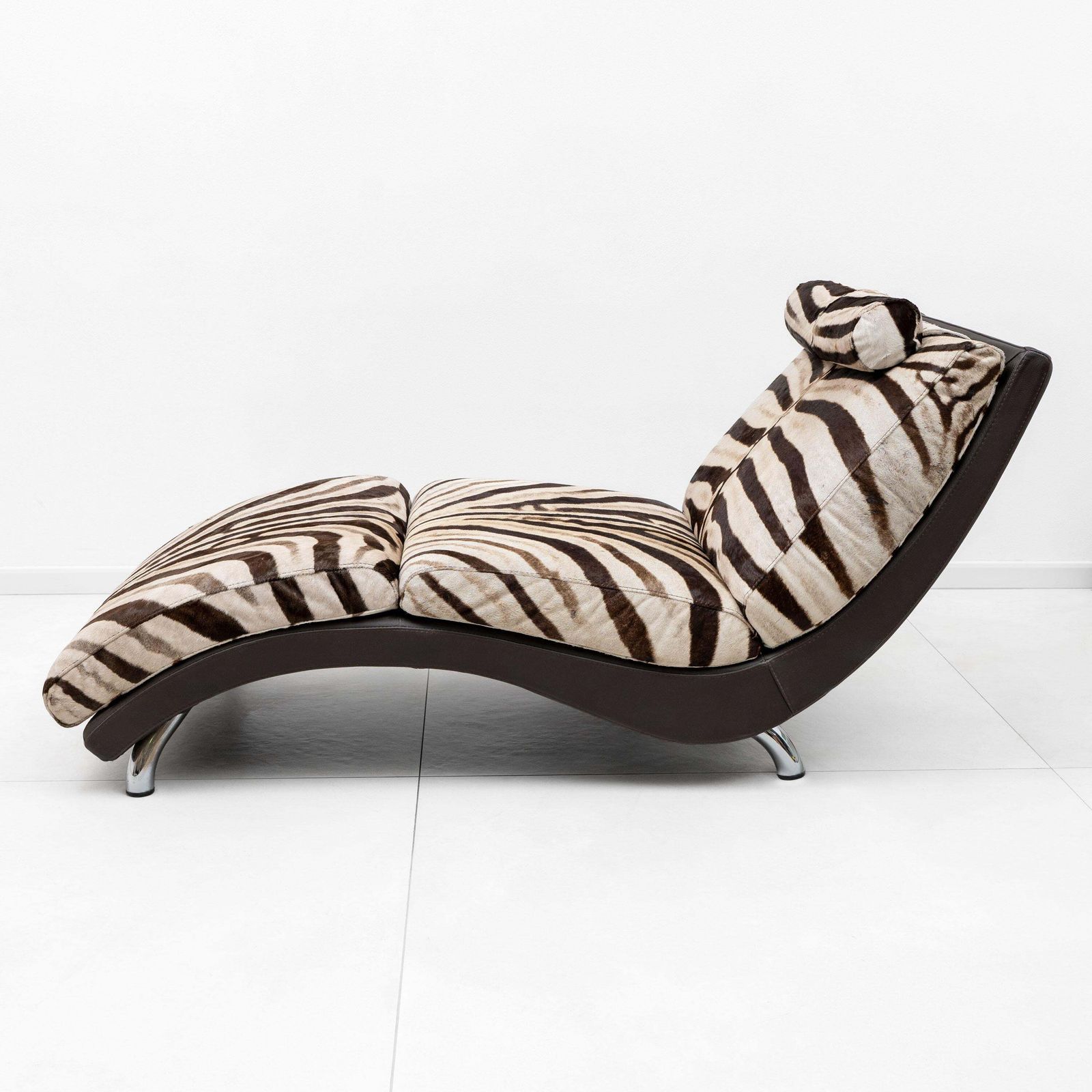 Italian Chaise Longue Cowhide With Zebra Pattern, 1980s photo vinterior