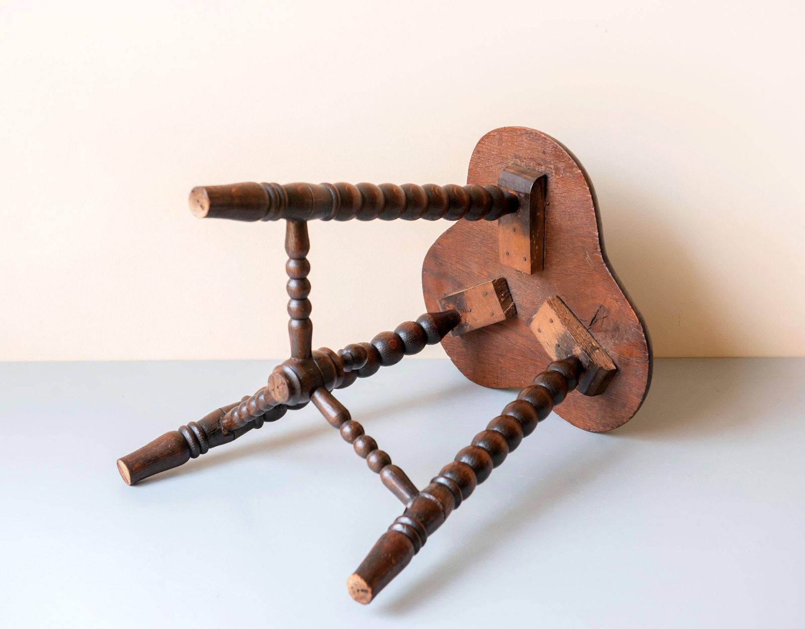 photo furniture Antieke Eiken Kruk   Klaverbladvormig Zitting   Gedraaide Spilpoten   Folk Art Bijzettafel, 19e Eeuw