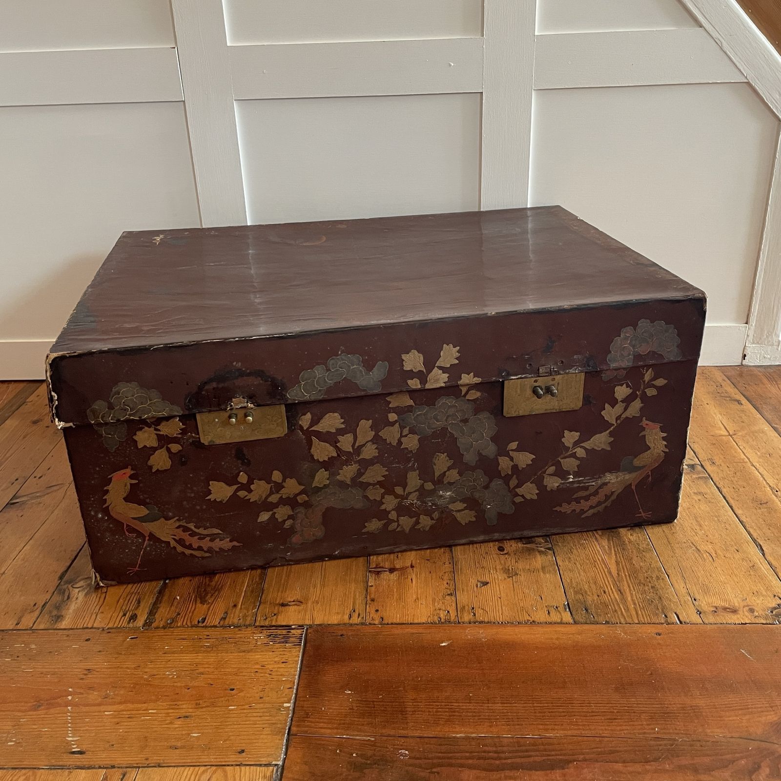 photo vintage Large Hand Painted Chinese Trunk Dark Red Lacquered Oriental Storage Chest Vintage Blanket Box Coffee Table Decor Asian Chinoiserie