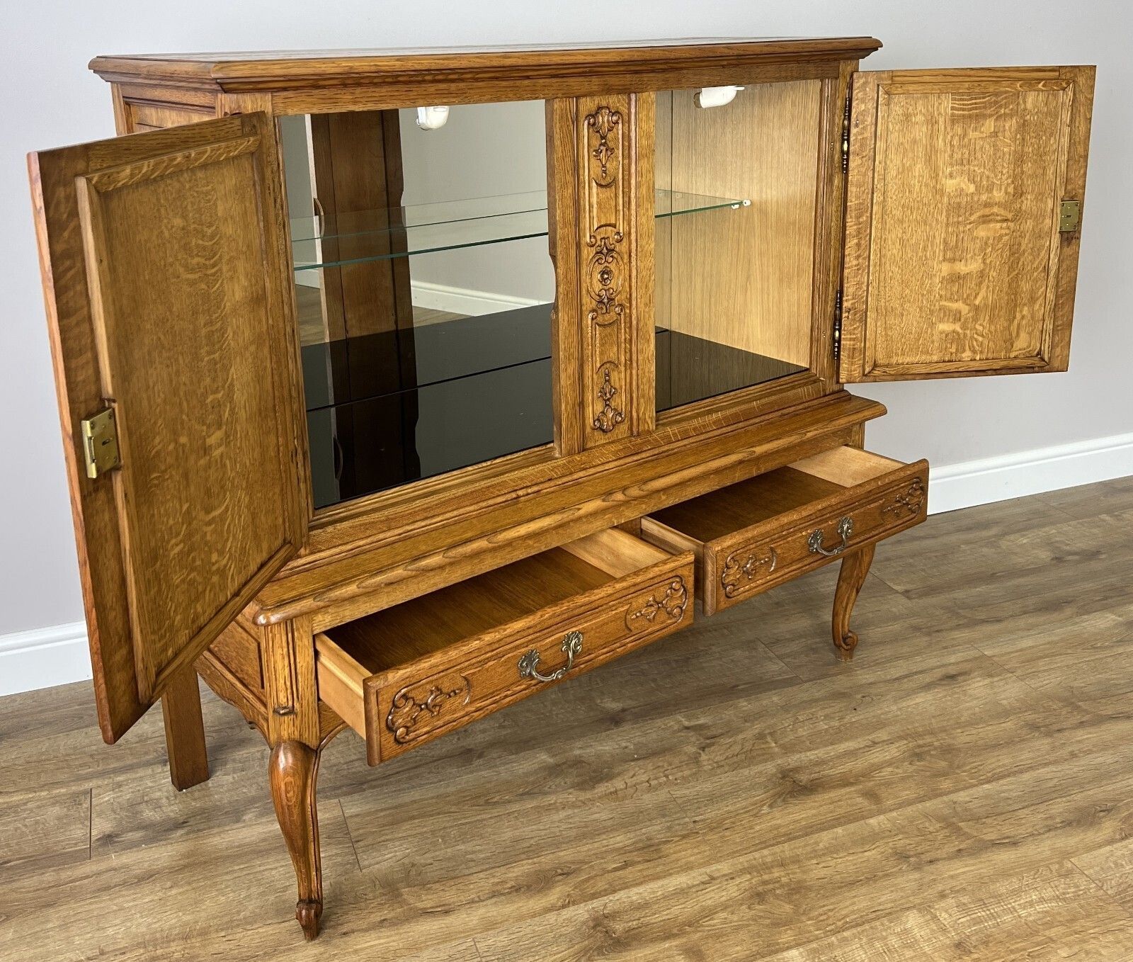 photo vinterior Cabinet Vintage French Louis XVI Style Oak Carved Sideboard Display