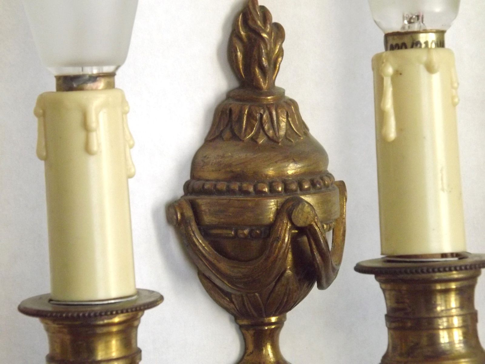 Luminaires Paire d'appliques murales triples d'époque, bronze français, décor d'urne et guirlandes photo