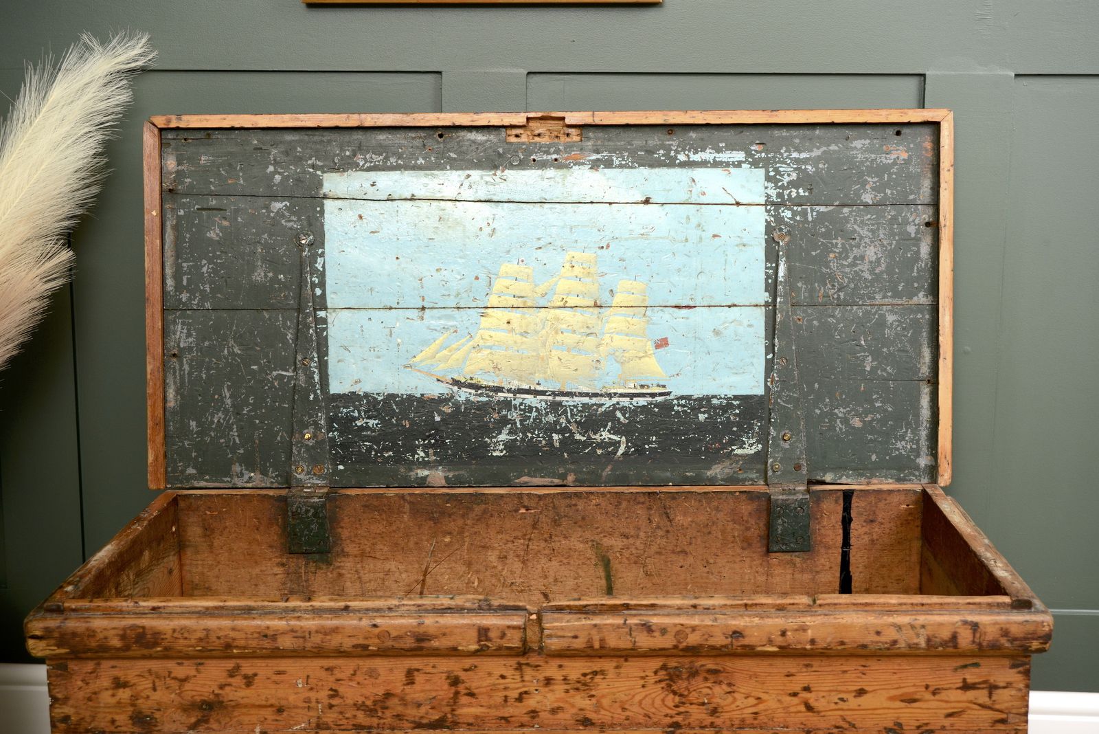photo vinterior Antique Pine Trunk   Painted Ship