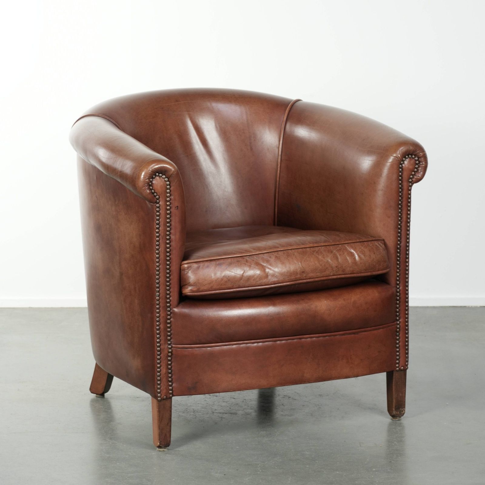 Leren Club Fauteuil In Donker Cognac – Engelse Stijl Met Decoratieve Siernagels.