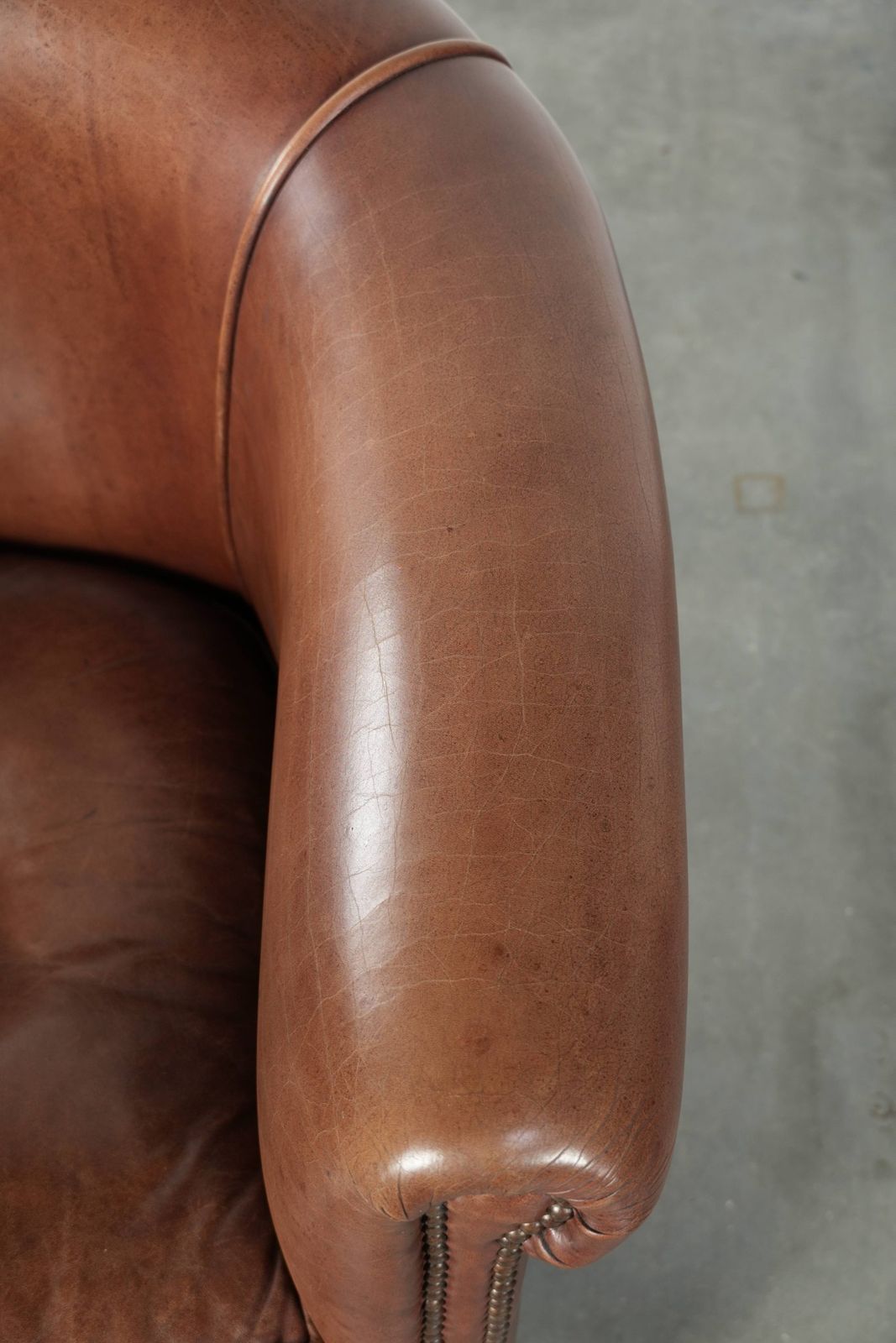 Leren Club Fauteuil In Donker Cognac – Engelse Stijl Met Decoratieve Siernagels. photo vintage
