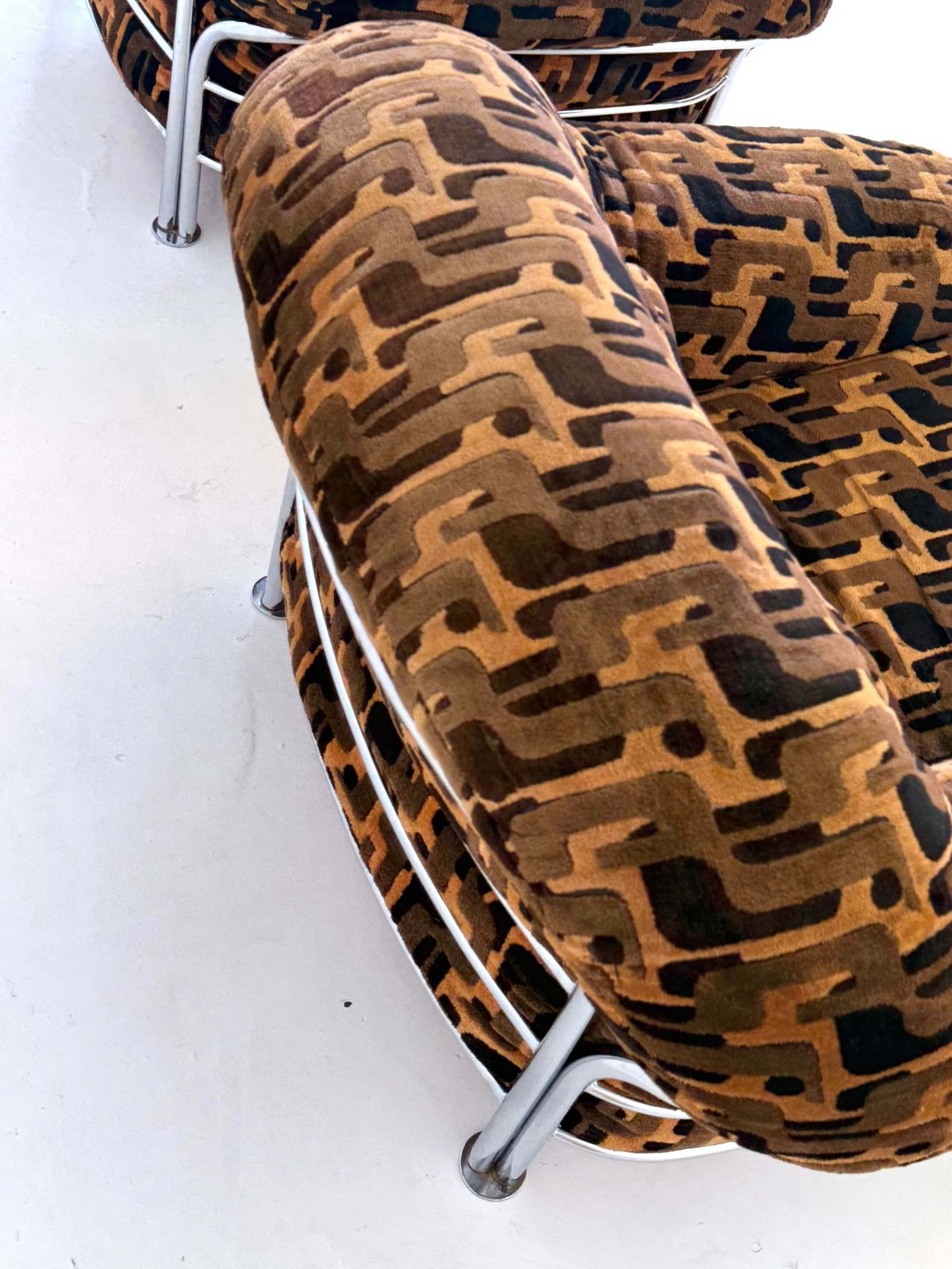 photo buy Vintage Italian Lounge Chairs With Tubular Frame