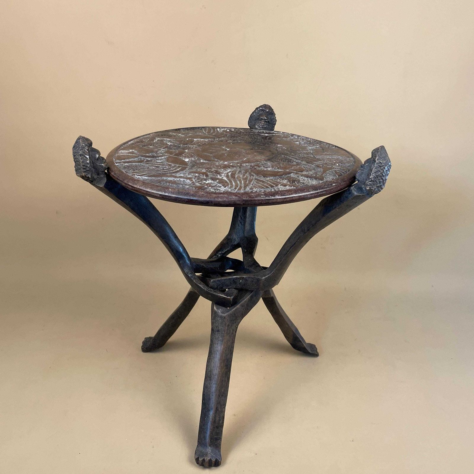 photo furniture Antique Round Wooden African Handmade Table Wood Furniture Circle Brown Hallway Plant Stand Patterned 37.5x35cm Vintage Engraved Fold Down