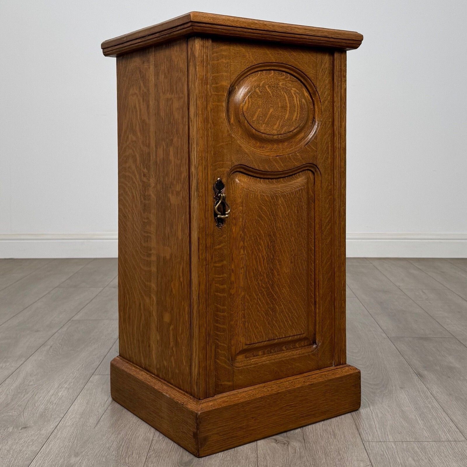 photo furniture Antique 20th Century Good Quality Small Pot Cupboard In Oak