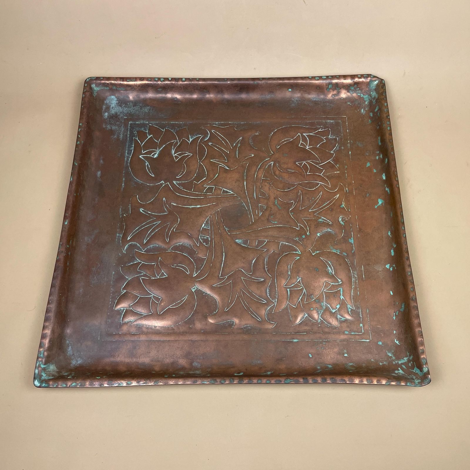 photo vinterior Art Nouveau Antique Metal Copper Tray Square Shape Plate Handmade Art Intricate Vintage Decorative Traditional Serving Display Patterned