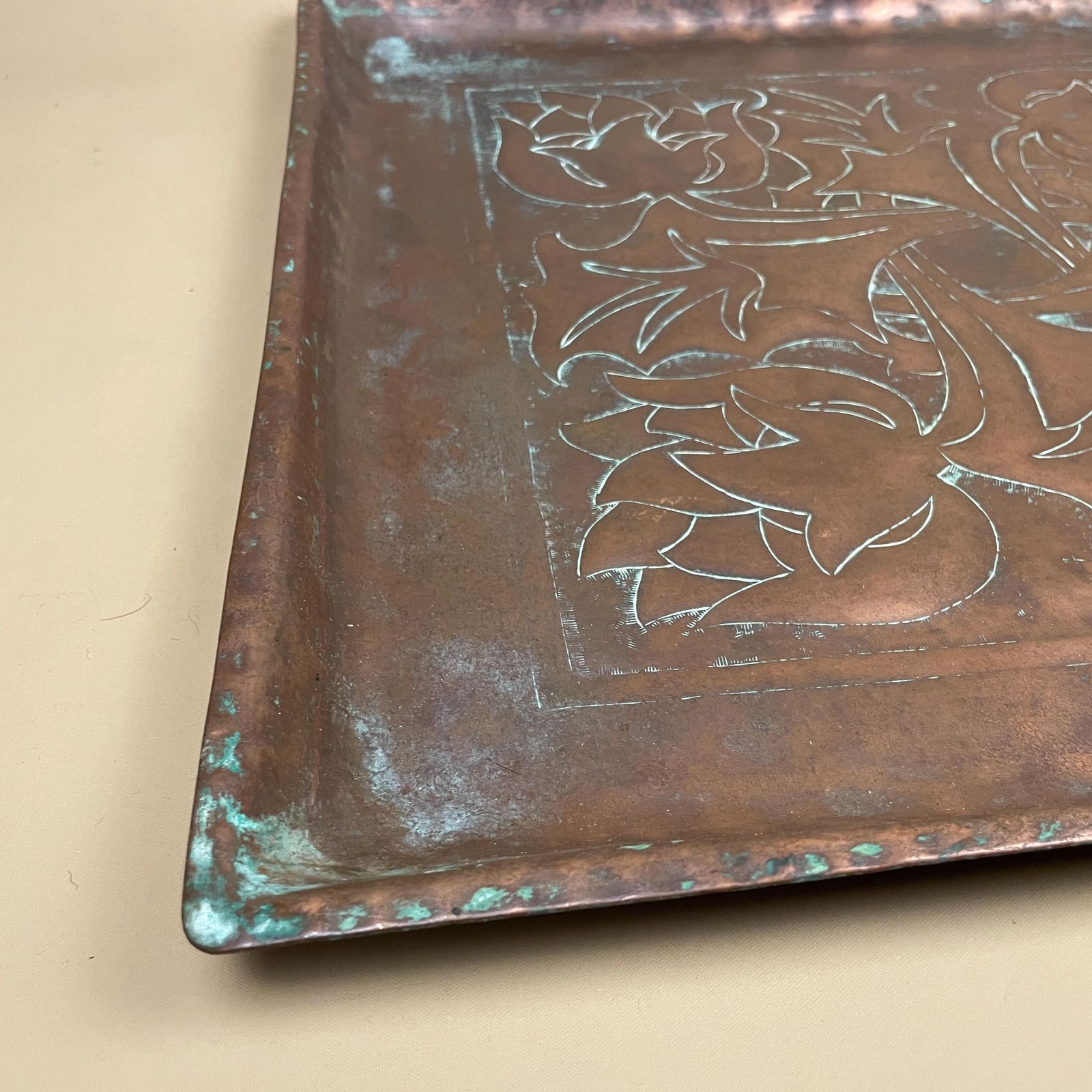photo vintage Art Nouveau Antique Metal Copper Tray Square Shape Plate Handmade Art Intricate Vintage Decorative Traditional Serving Display Patterned