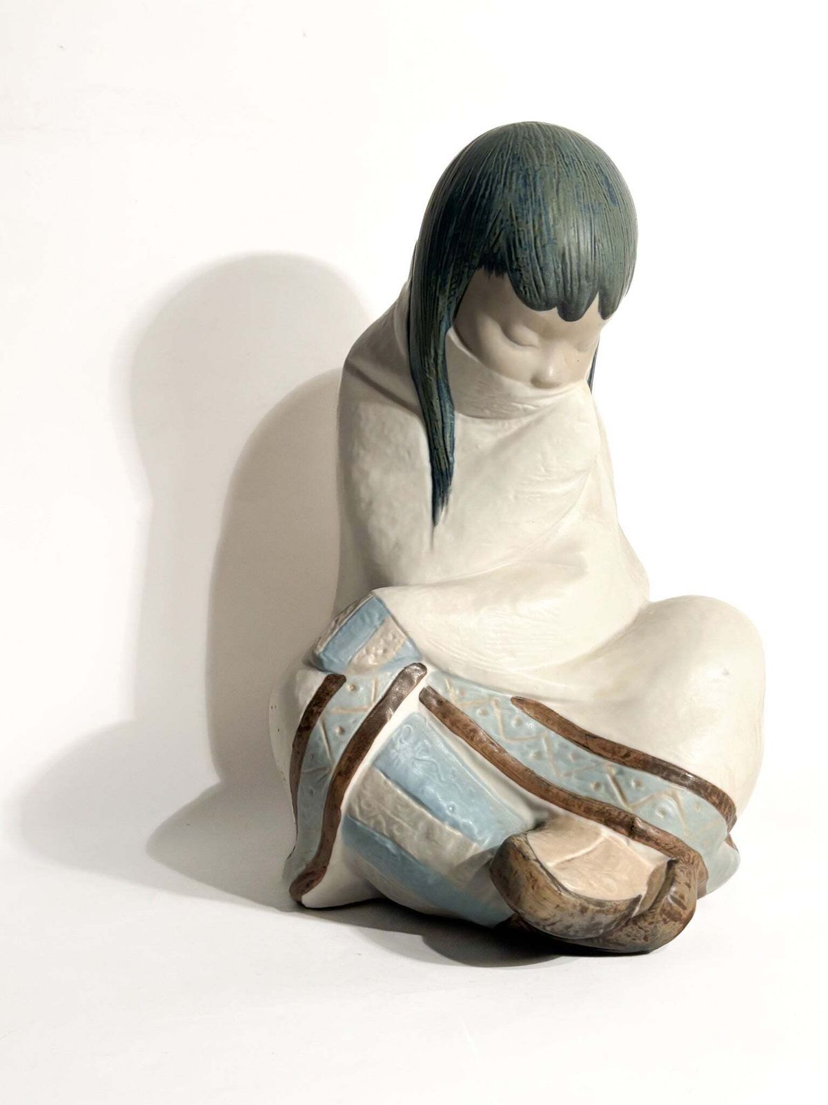 Stoneware Eskimo Sculpture By Juan Huerta For Lladró 1990s photo 190.0