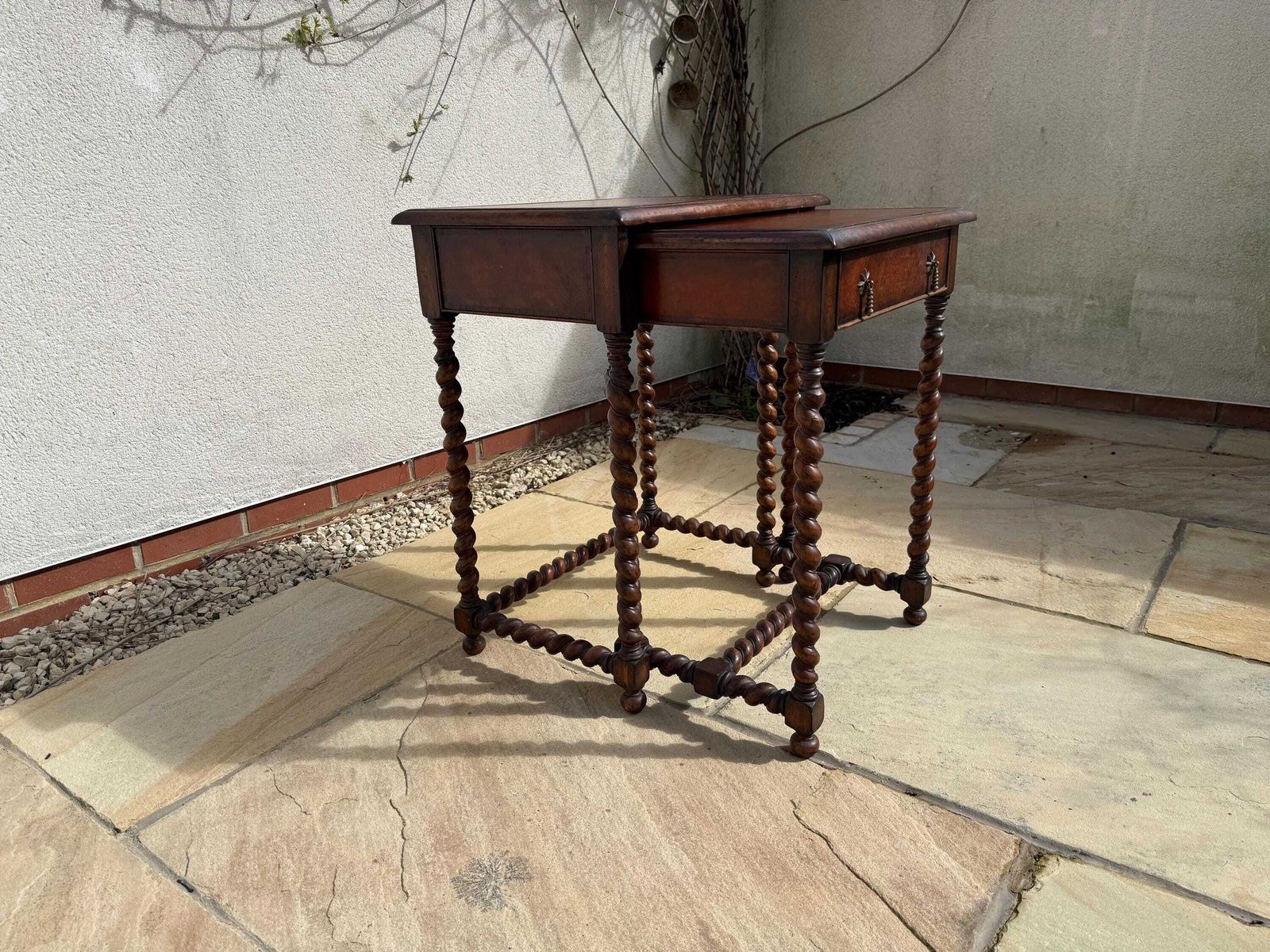 photo vintage Jonathan Charles/Harrods Walnut Barley Twist Nest Of Two Tables With Leather Inset And Single Drawer To Small Table