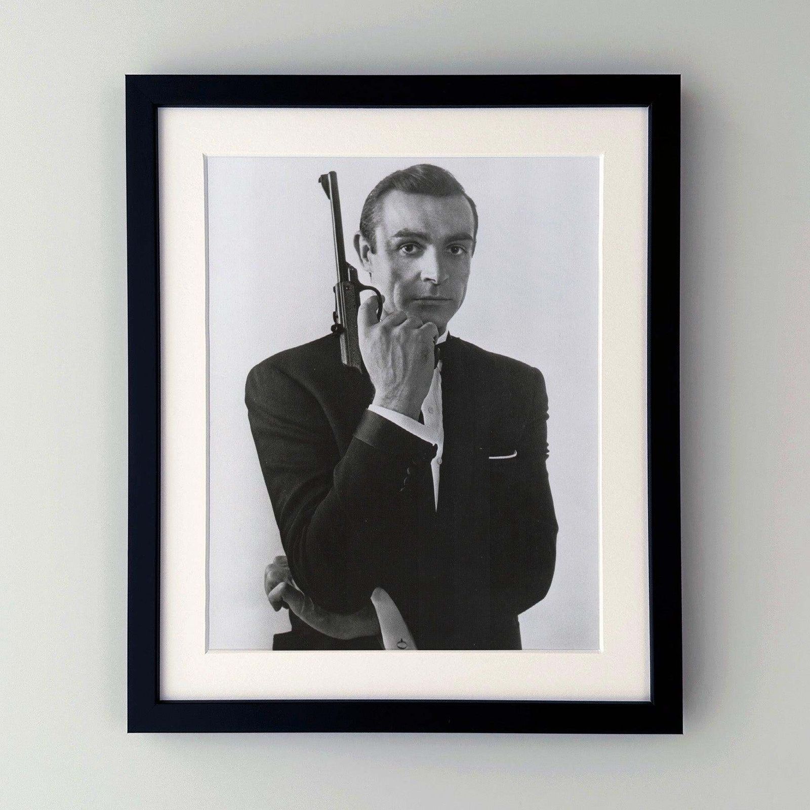 Photo de presse James Bond, vers 1970, encadrée photo furniture