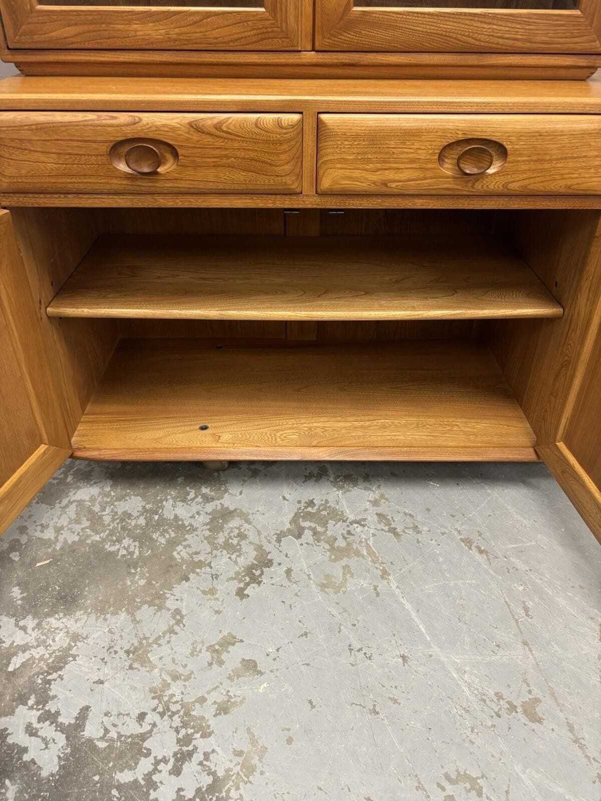 photo vintage Ercol Windsor Elm Sideboard With Glazed Display Top On Castors – Vintage Cabinet