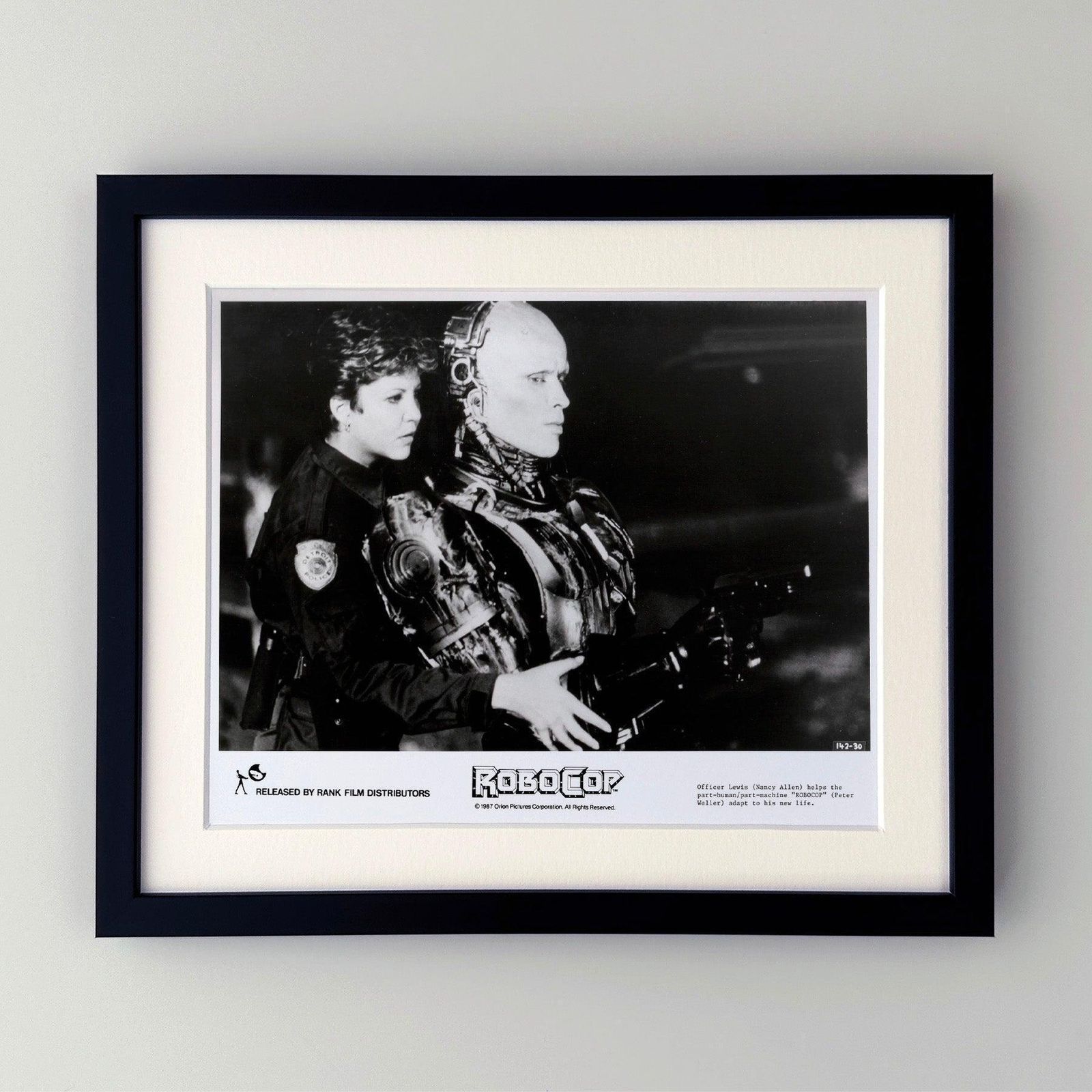 Photo de presse du film Robocop (1987), encadrée photo furniture