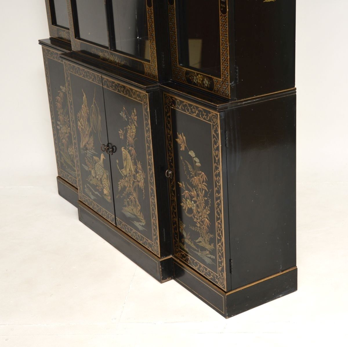 photo vintage Antique Georgian Style Chinoiserie Breakfront Bookcase