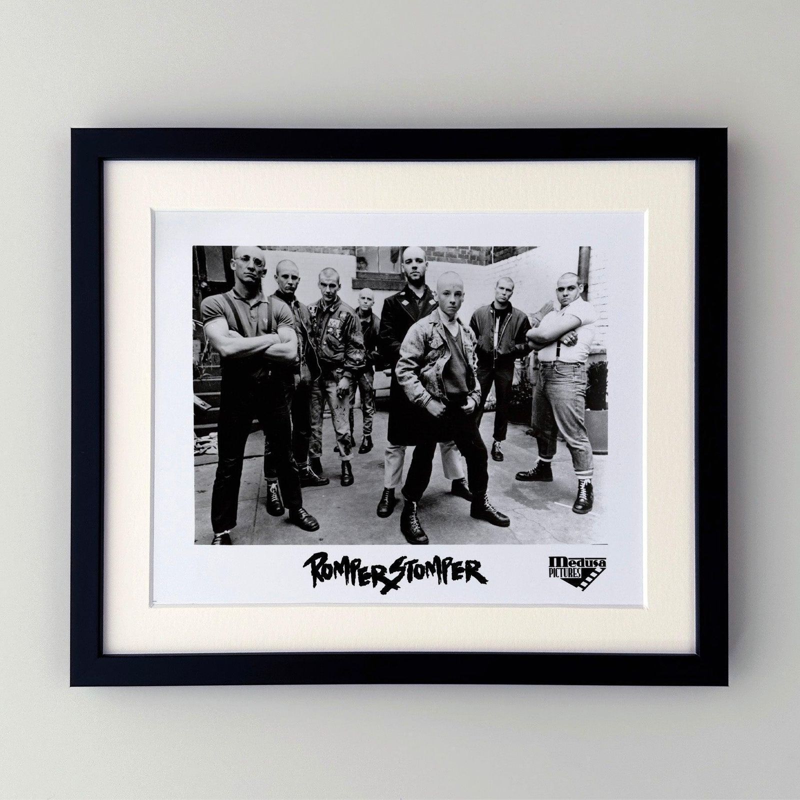 Photo de presse du film Romper Stomper (1992), encadrée photo furniture
