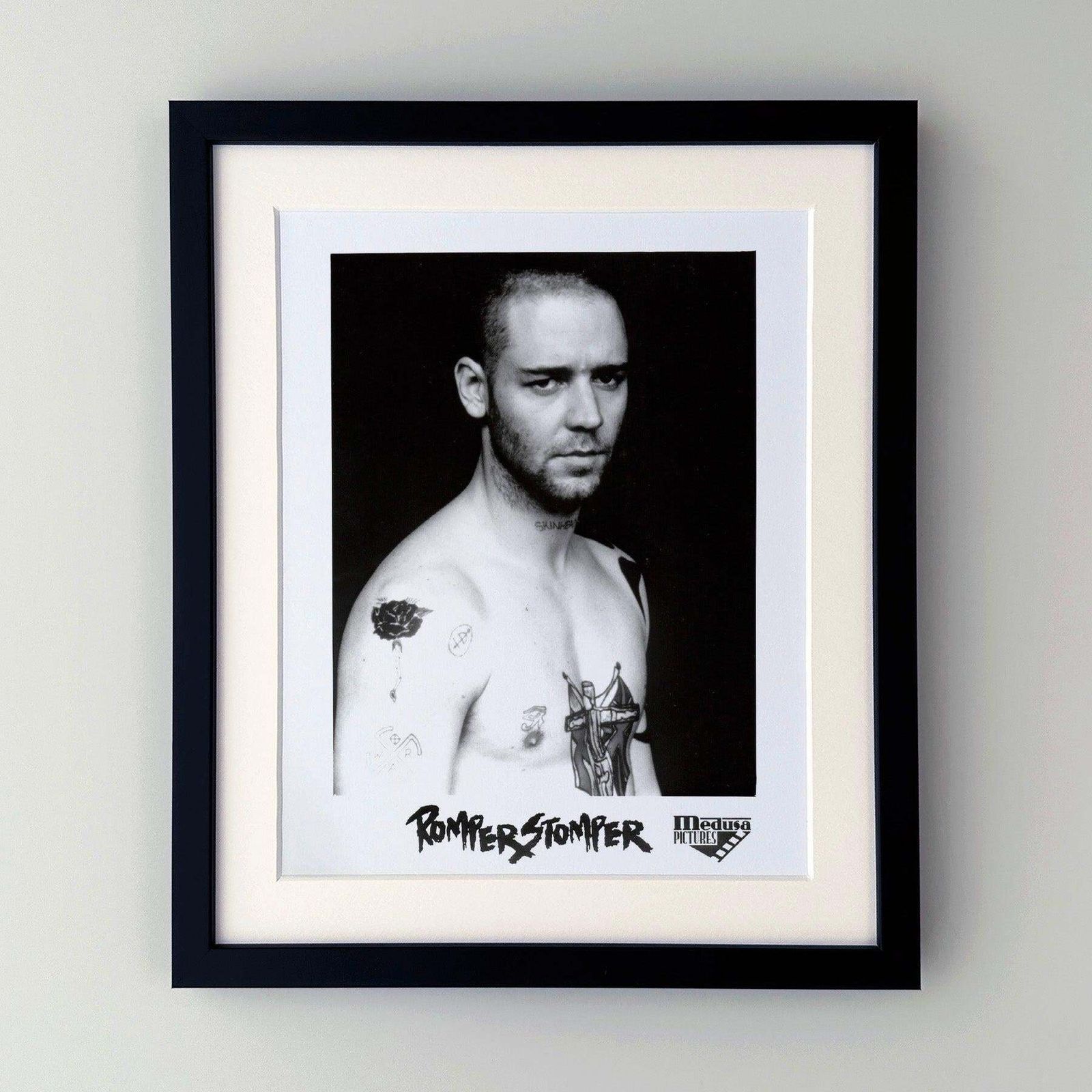Photo de presse du film Romper Stomper (1992), encadrée photo furniture