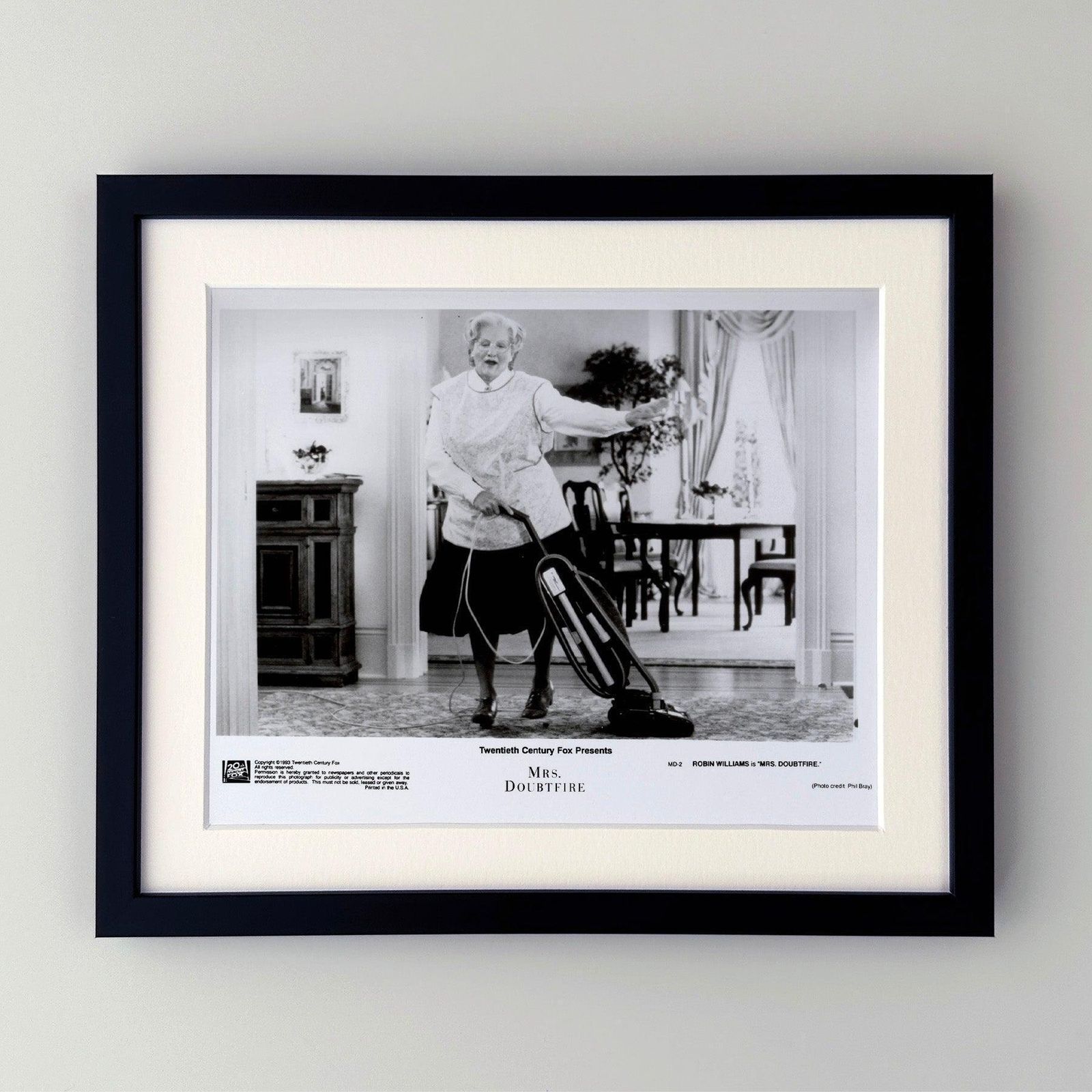 Photo de presse du film Mrs Doubtfire (1993), encadrée photo furniture