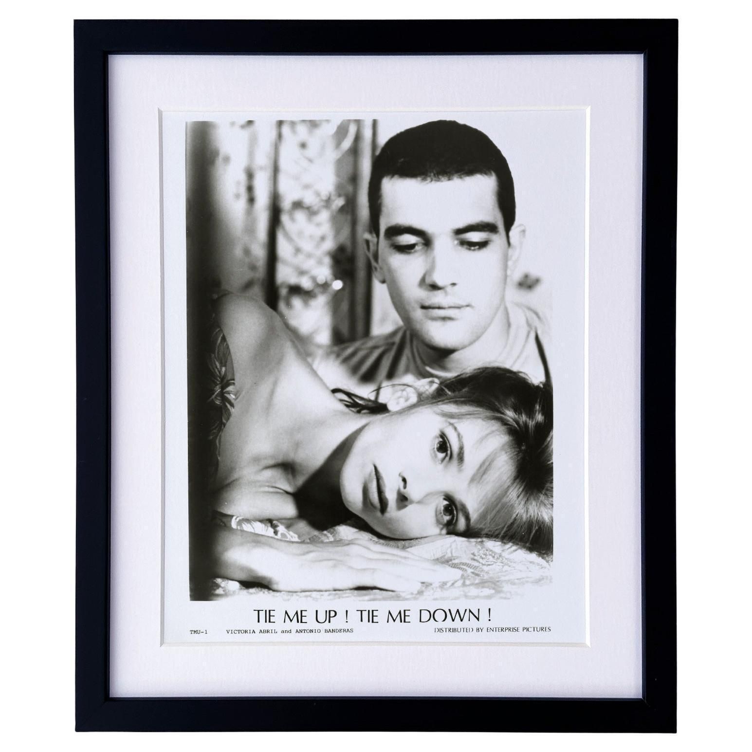 Photogramme de presse du film *Tie Me Up! Tie Me Down!* (1989), encadré