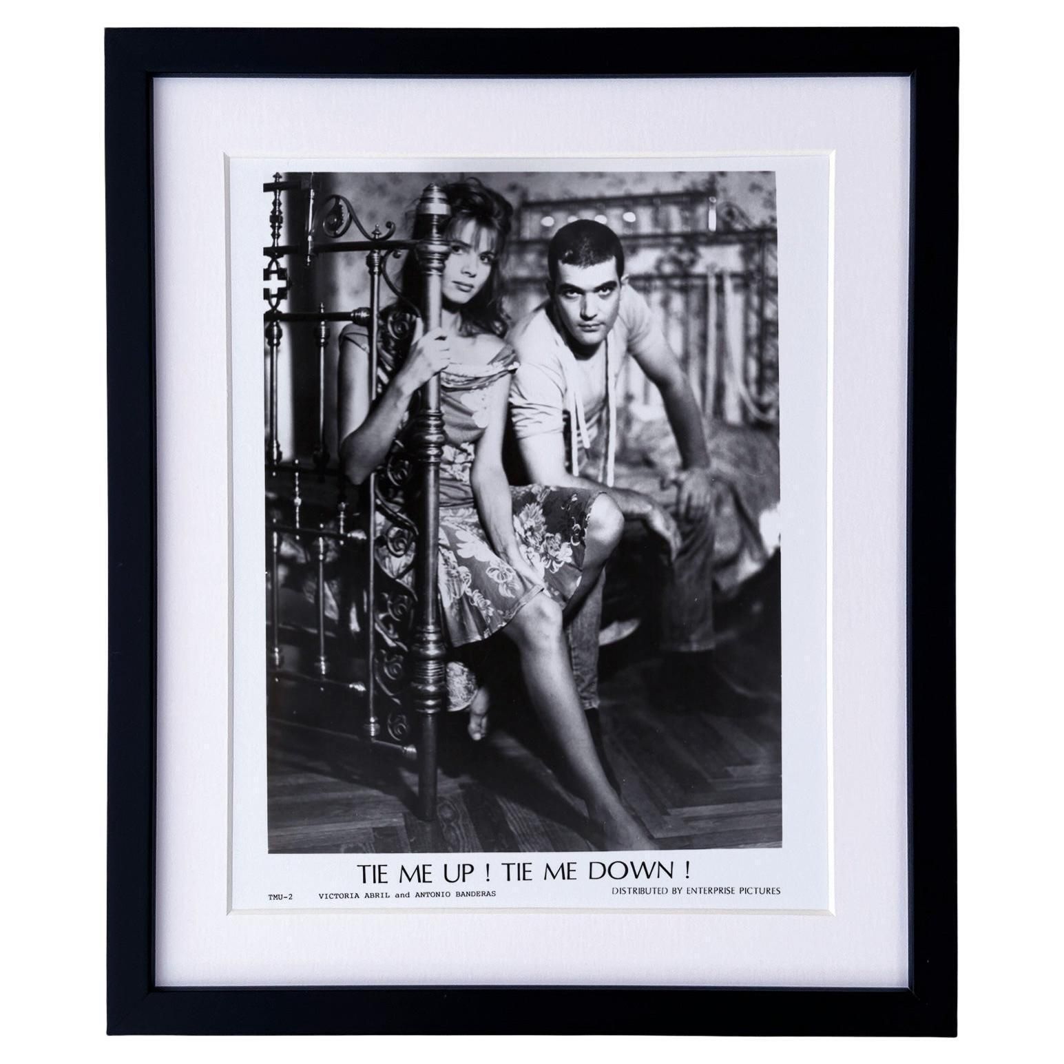 Photogramme de presse du film *Tie Me Up! Tie Me Down!* (1989), encadré