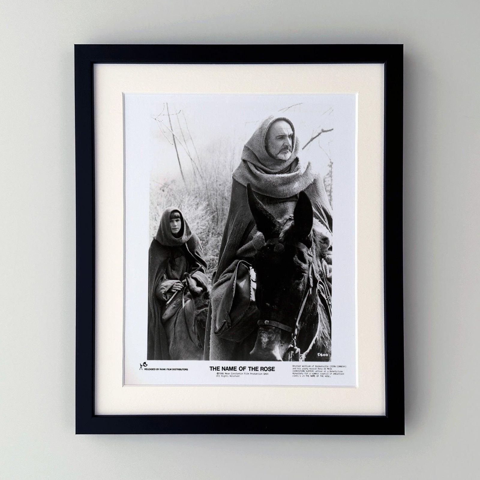 Photographie de presse du film Le Nom de la Rose (1986), encadrée photo furniture