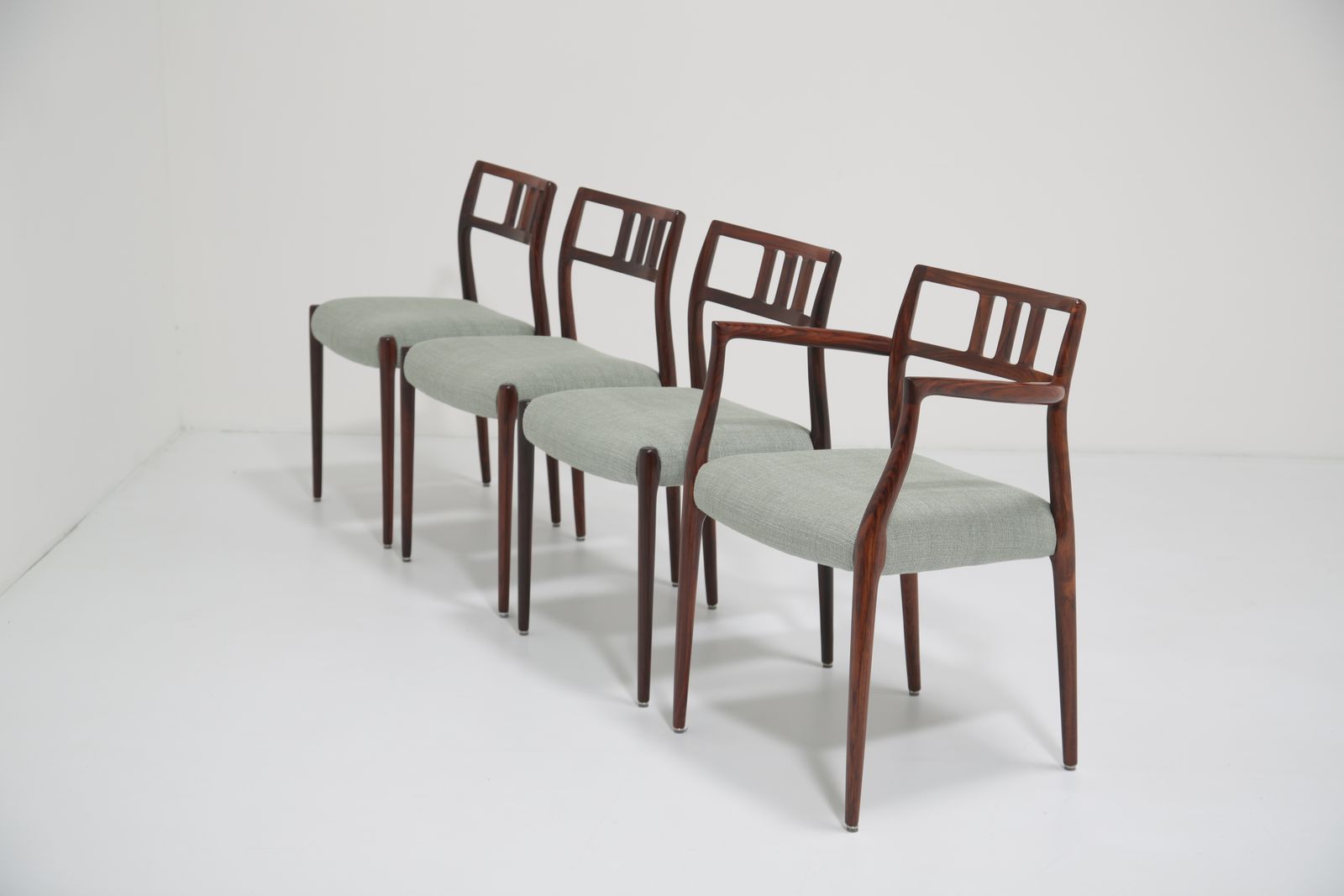 Niels Otto Moller Model 64 & 79 eetkamerstoelen: set van 8 in massief palissander en natuurlijk linnen, voor J.L. Mollers Mobelfabrik, ca. jaren 1960 photo for sale