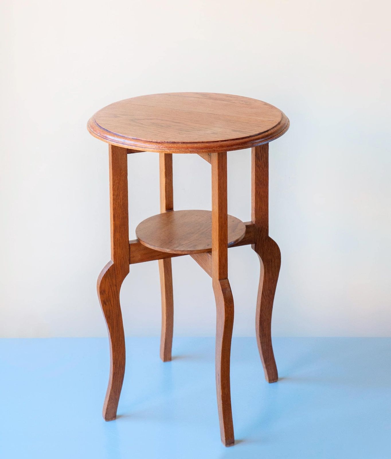 Art Deco Ronde Bijzettafel   Massief Eiken Tweelaags Plantenstandaard   Vintage Nederlandse Hoge Siertafel photo Woonaccessoires