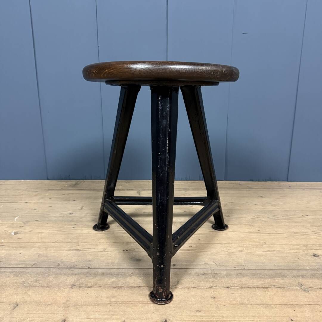 photo vinterior Zwarte Ongemerkte Rowac Kruk Met Donker Houten Zitting