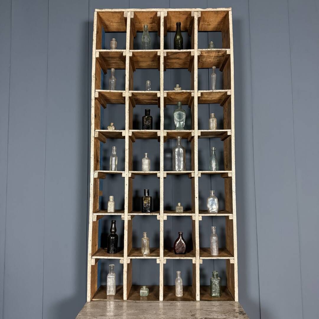 Grote Oude Industriële Houten Werkplaatskast Met Vakken photo Meubels