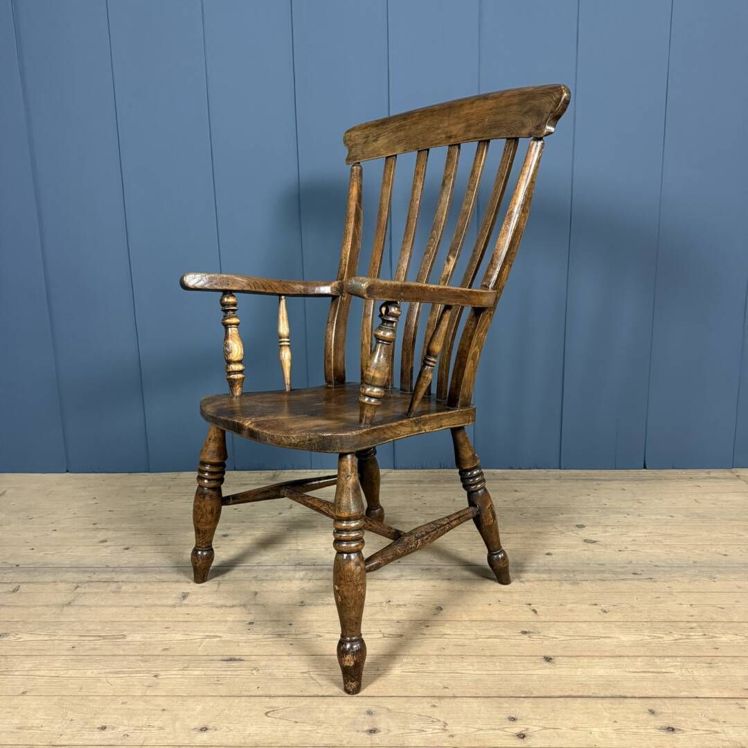 Bruine Engelse Windsor Fauteuil Met Hoge Rug