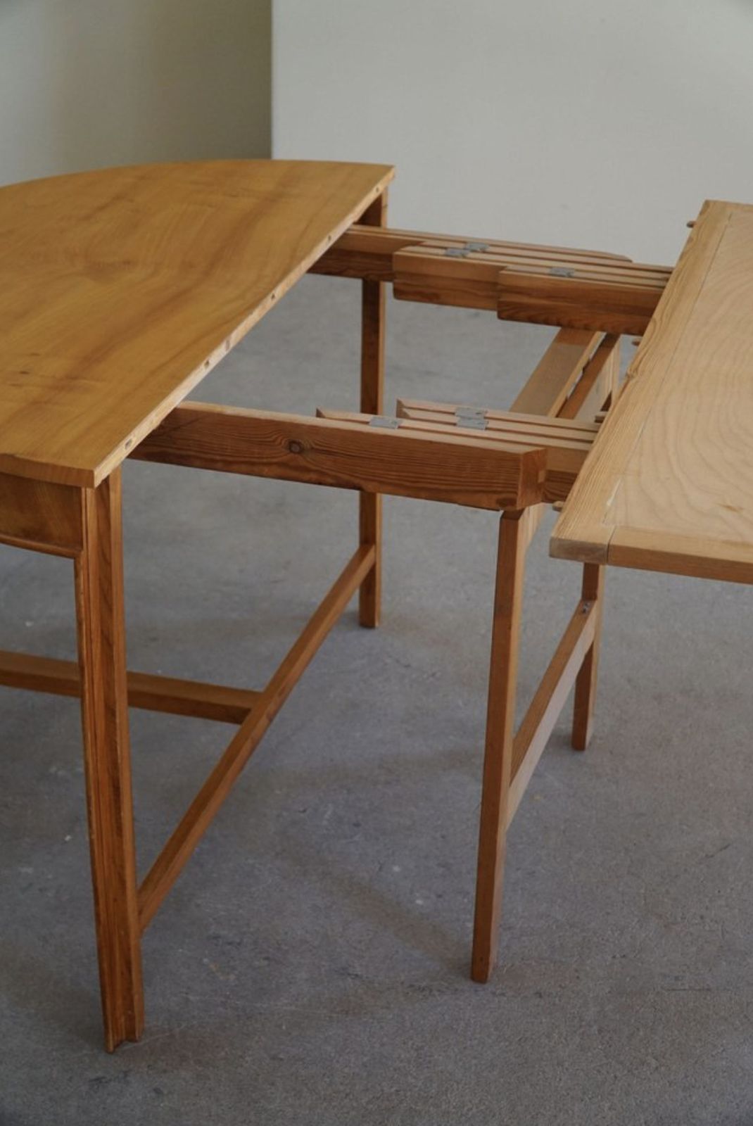 Round Dining Table In Elm Wood With Four Extensions, Danish Cabinetmakre 1950s photo for sale