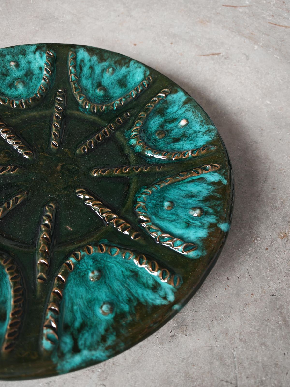 photo furniture Pair Of Mid Century Modern Oyster Plates In Green And Turquoise, France 1970s